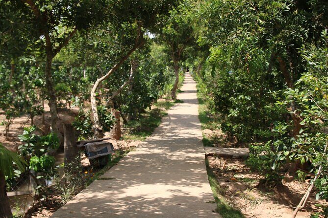 Essential Mekong Delta: Highlights Tour from Ho Chi Minh City - Mỹ Tho on the Tien River: legends, fish farms, and a bridge view
