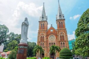 [Free E-sim] Half Day Guided Tour in Ho Chi Minh City - Central Post Office and Saigon Notre Dame: Your Best Photo Start