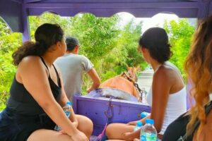 Mekong Delta Tour Daily - Vinh Trang Pagoda: start calm, then go river-side