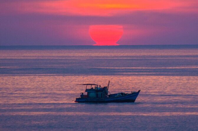 Phu Quoc City - Local Street Food Tour By Night - Getting your bearings: Long Beach and the tourist center