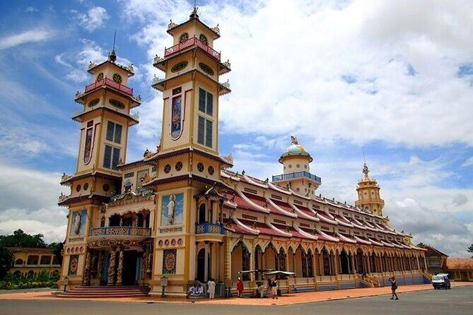 Private Tour: Cu Chi Tunnels and Cao Dai Temple - Cao Dai Temple ceremony: color, ritual, and a religion that mixes beliefs
