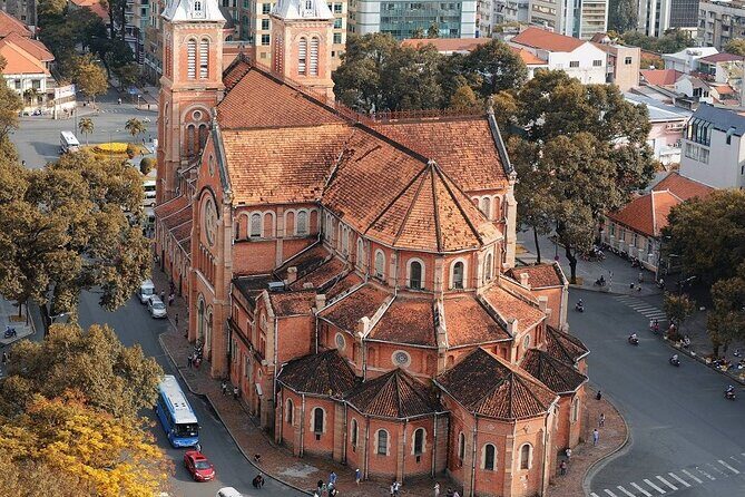 Private Walking Half Day Tour in Ho Chi Minh City - People’s Committee and Nguyen Hue Avenue: power and city theater