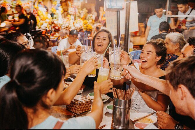 Saigon After Dark With Seafood, Beer & Live Music Bar - Stop 1: Bún Bò Xưa and your first real Saigon bite